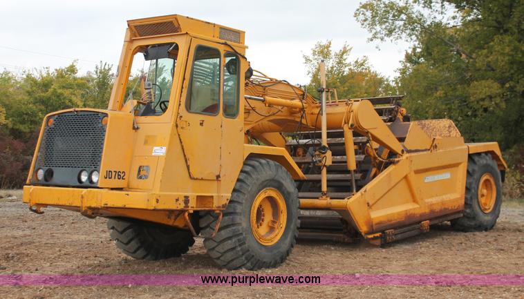 image for item H4190 1978 John Deere 762 elevating paddle scraper