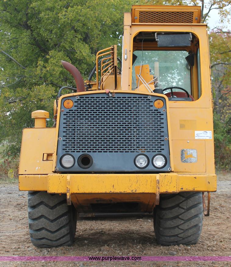 image for item H4190 1978 John Deere 762 elevating paddle scraper