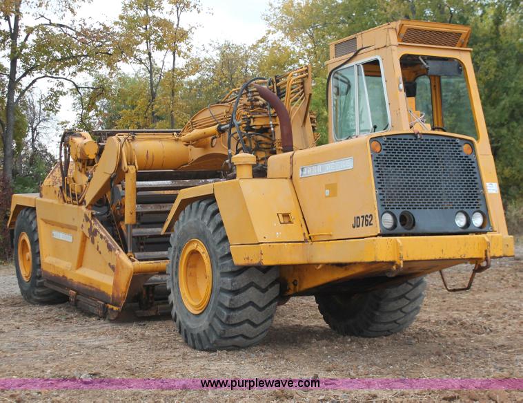 image for item H4190 1978 John Deere 762 elevating paddle scraper