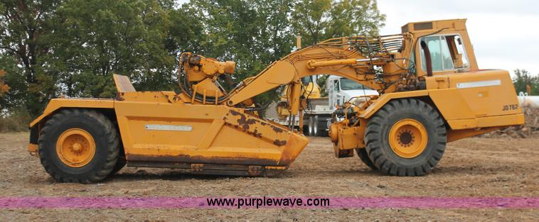 image for item H4190 1978 John Deere 762 elevating paddle scraper