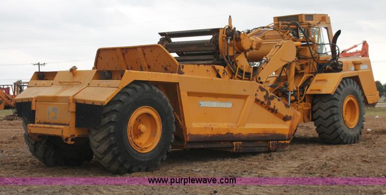 image for item H4190 1978 John Deere 762 elevating paddle scraper