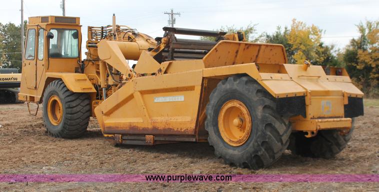 image for item H4190 1978 John Deere 762 elevating paddle scraper