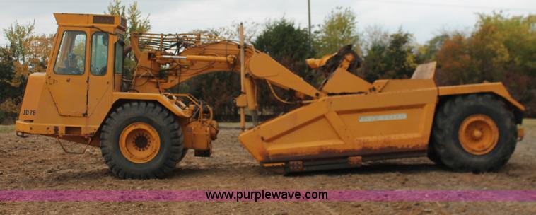 image for item H4190 1978 John Deere 762 elevating paddle scraper