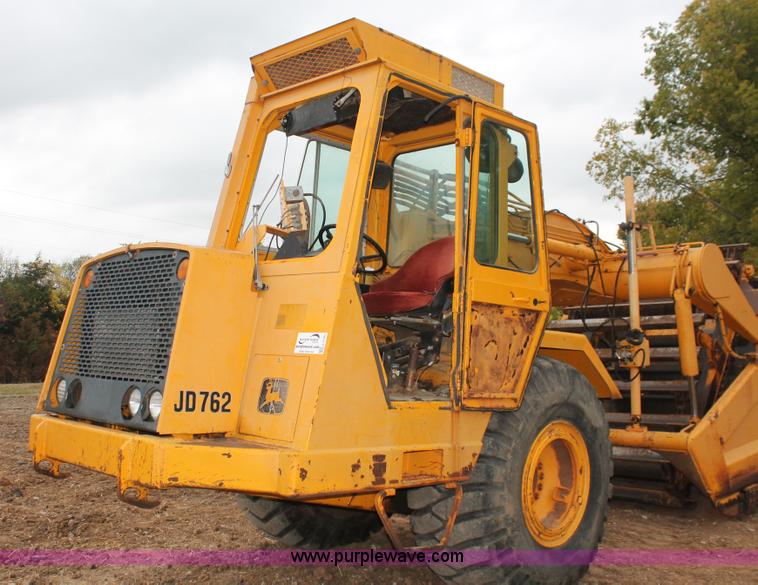 image for item H4190 1978 John Deere 762 elevating paddle scraper