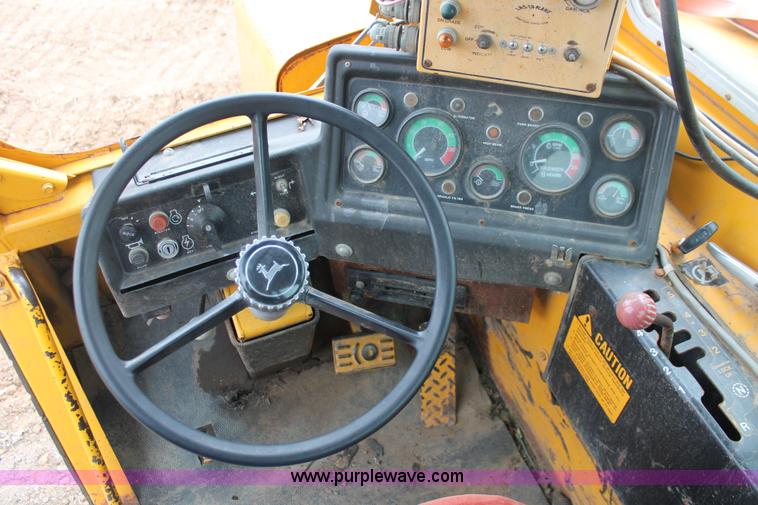 image for item H4190 1978 John Deere 762 elevating paddle scraper