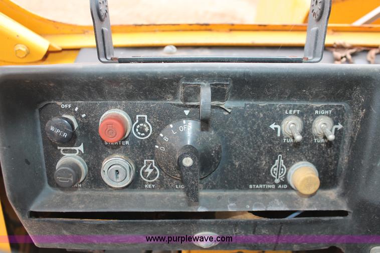 image for item H4190 1978 John Deere 762 elevating paddle scraper