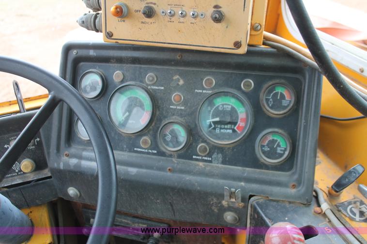 image for item H4190 1978 John Deere 762 elevating paddle scraper