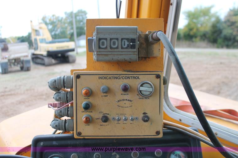 image for item H4190 1978 John Deere 762 elevating paddle scraper