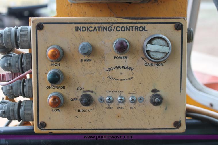 image for item H4190 1978 John Deere 762 elevating paddle scraper