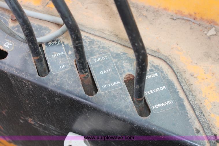 image for item H4190 1978 John Deere 762 elevating paddle scraper