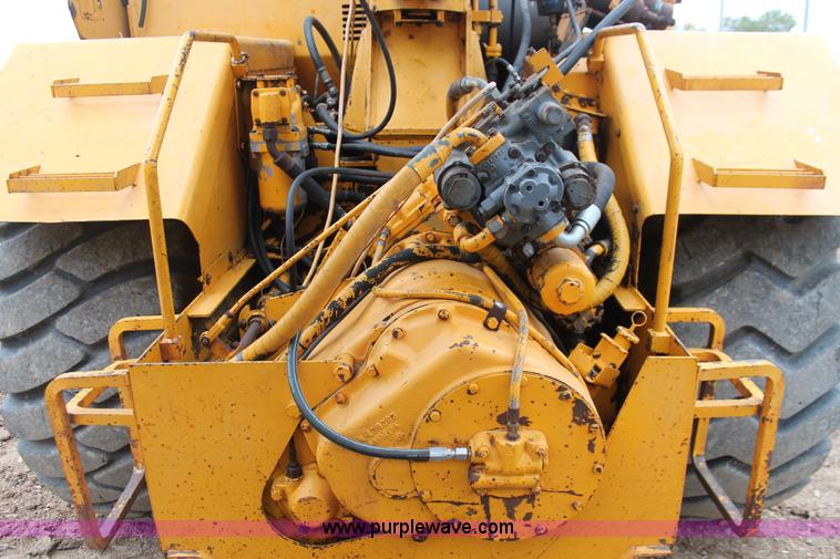 image for item H4190 1978 John Deere 762 elevating paddle scraper