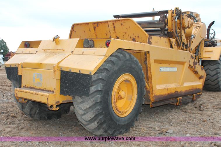 image for item H4190 1978 John Deere 762 elevating paddle scraper