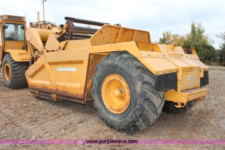 image for item H4190 1978 John Deere 762 elevating paddle scraper