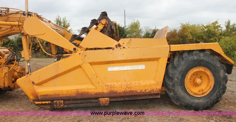 image for item H4190 1978 John Deere 762 elevating paddle scraper