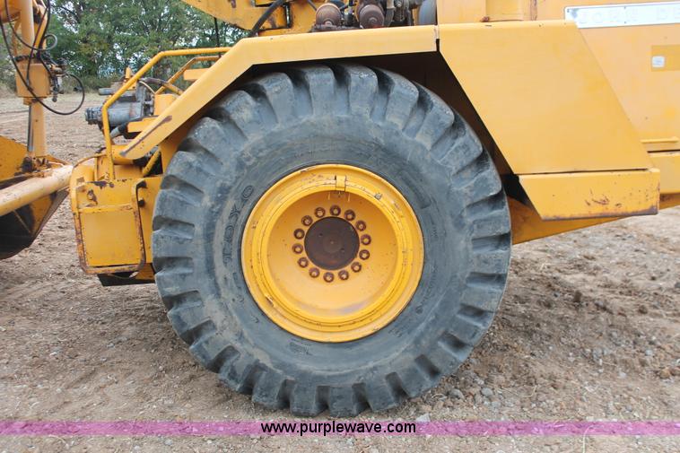 image for item H4190 1978 John Deere 762 elevating paddle scraper