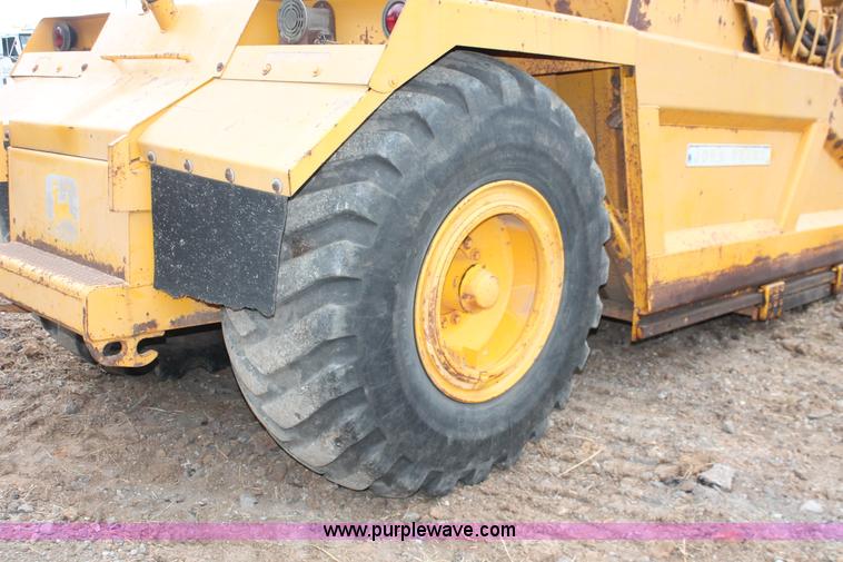 image for item H4190 1978 John Deere 762 elevating paddle scraper