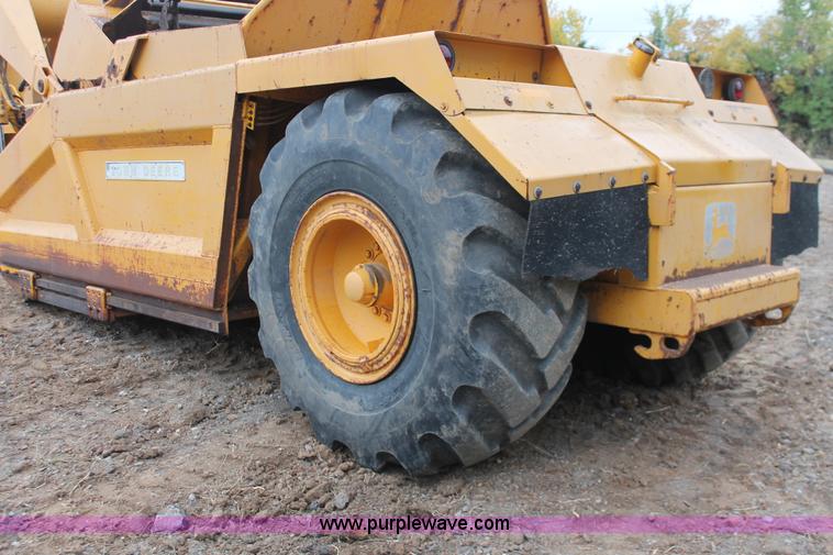 image for item H4190 1978 John Deere 762 elevating paddle scraper