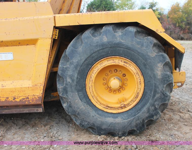 image for item H4190 1978 John Deere 762 elevating paddle scraper