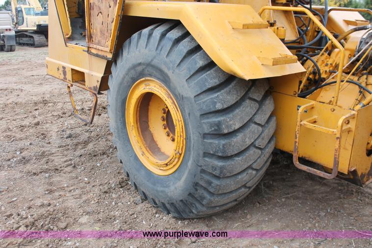 image for item H4190 1978 John Deere 762 elevating paddle scraper