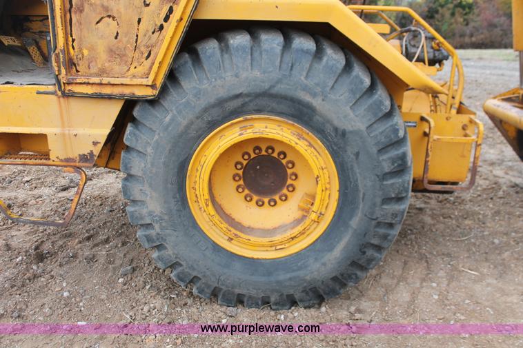 image for item H4190 1978 John Deere 762 elevating paddle scraper