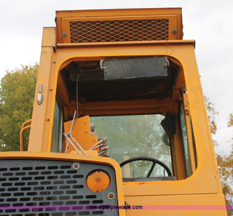 image for item H4190 1978 John Deere 762 elevating paddle scraper