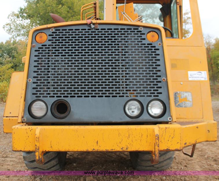 image for item H4190 1978 John Deere 762 elevating paddle scraper