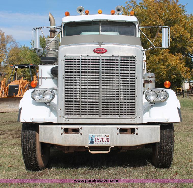 image for item H4208 1985 Peterbilt 359 semi truck