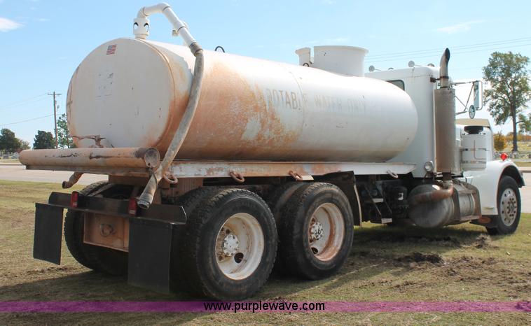 image for item H4208 1985 Peterbilt 359 semi truck