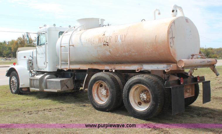 image for item H4208 1985 Peterbilt 359 semi truck