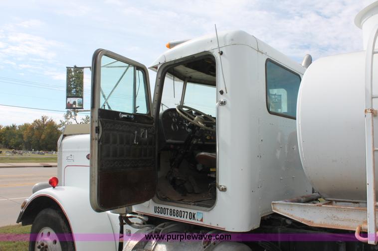 image for item H4208 1985 Peterbilt 359 semi truck