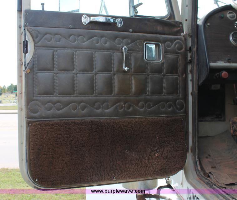 image for item H4208 1985 Peterbilt 359 semi truck