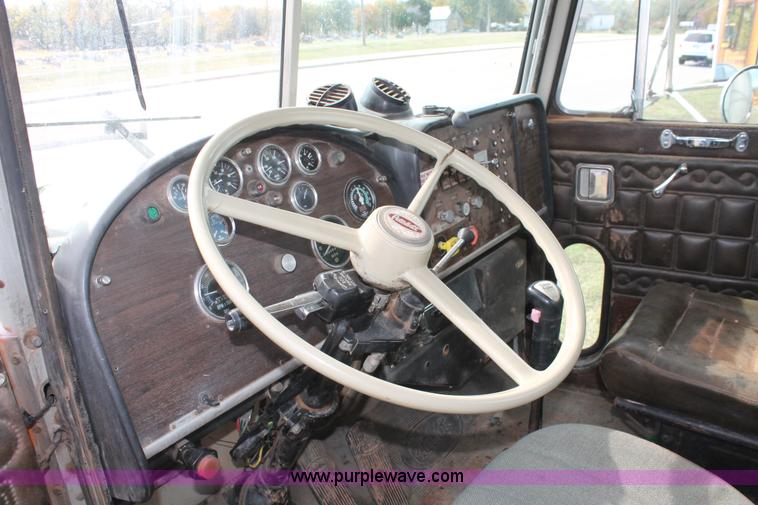 image for item H4208 1985 Peterbilt 359 semi truck