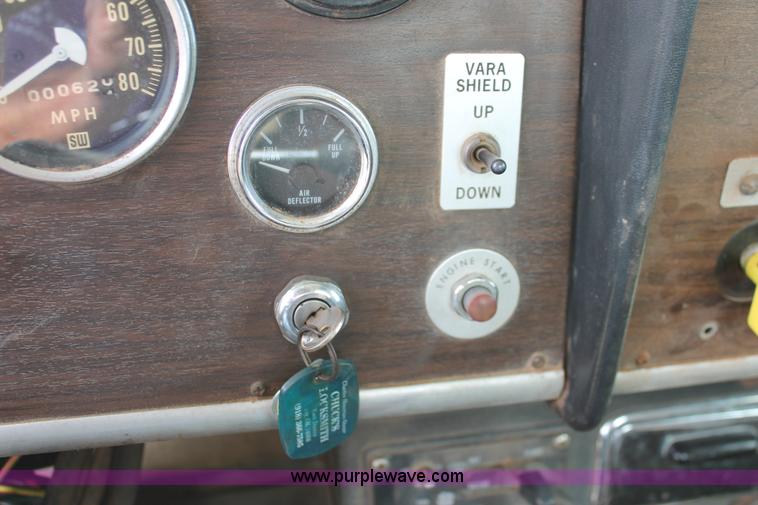 image for item H4208 1985 Peterbilt 359 semi truck