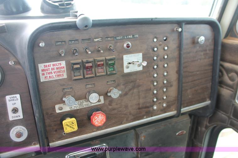 image for item H4208 1985 Peterbilt 359 semi truck