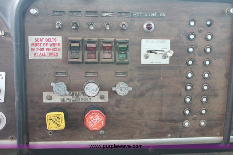 image for item H4208 1985 Peterbilt 359 semi truck