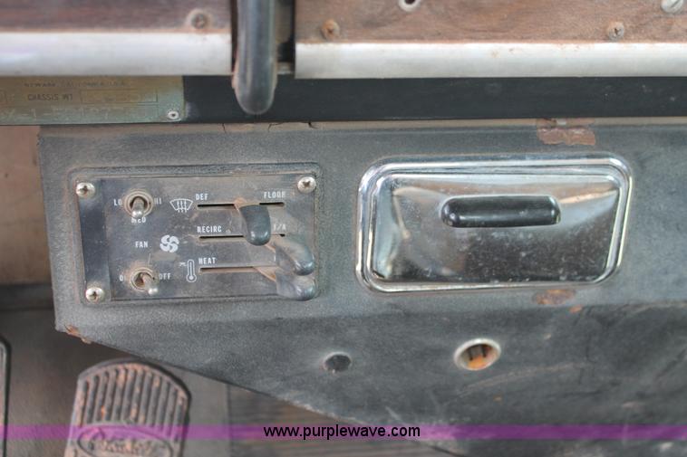 image for item H4208 1985 Peterbilt 359 semi truck