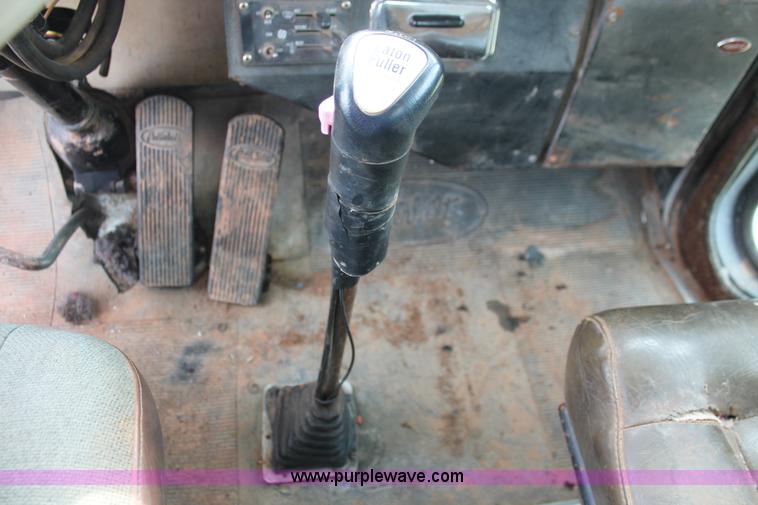 image for item H4208 1985 Peterbilt 359 semi truck