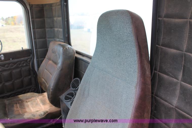 image for item H4208 1985 Peterbilt 359 semi truck