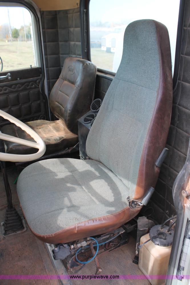 image for item H4208 1985 Peterbilt 359 semi truck