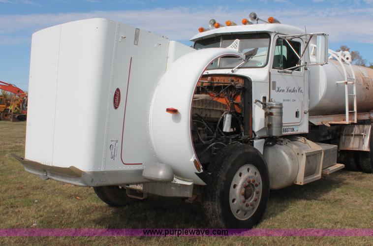 image for item H4208 1985 Peterbilt 359 semi truck