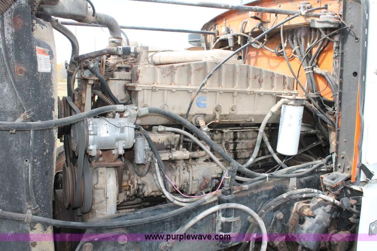 image for item H4208 1985 Peterbilt 359 semi truck