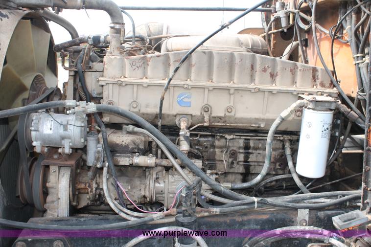 image for item H4208 1985 Peterbilt 359 semi truck