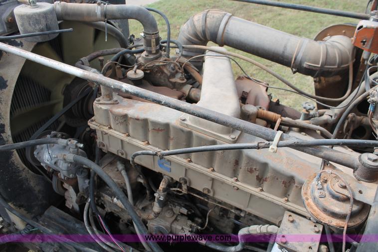 image for item H4208 1985 Peterbilt 359 semi truck