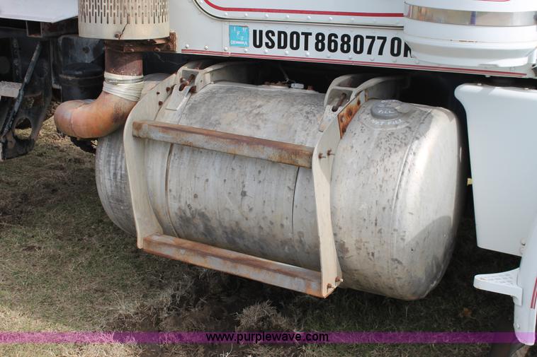 image for item H4208 1985 Peterbilt 359 semi truck