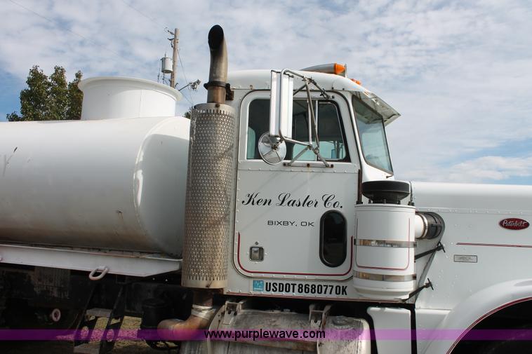 image for item H4208 1985 Peterbilt 359 semi truck