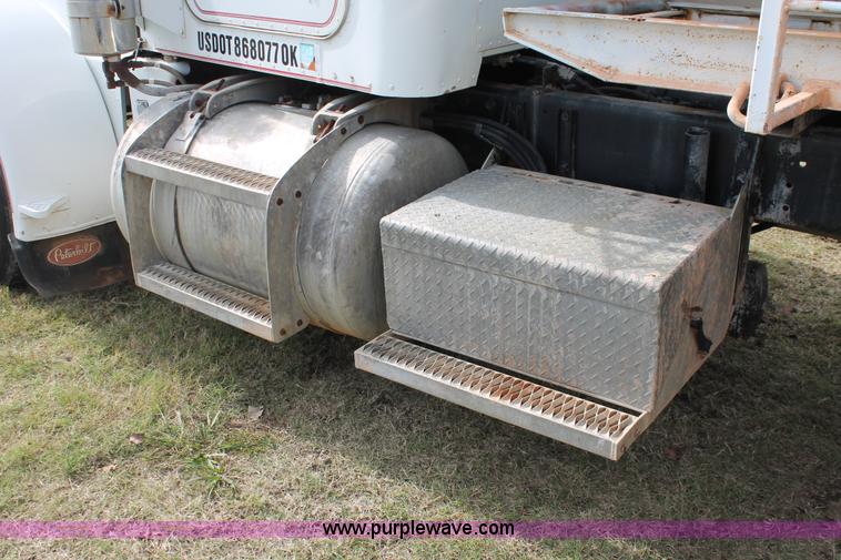 image for item H4208 1985 Peterbilt 359 semi truck