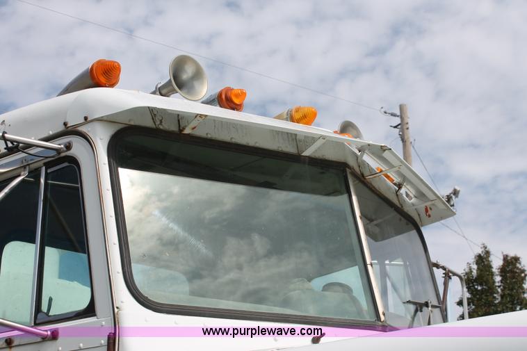 image for item H4208 1985 Peterbilt 359 semi truck