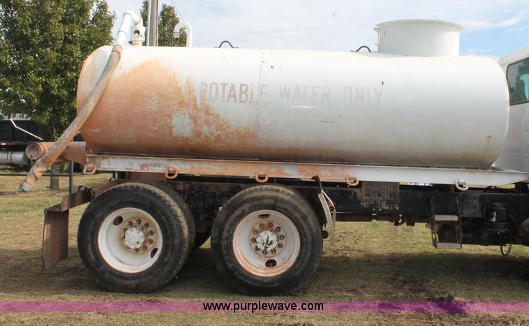 image for item H4208 1985 Peterbilt 359 semi truck