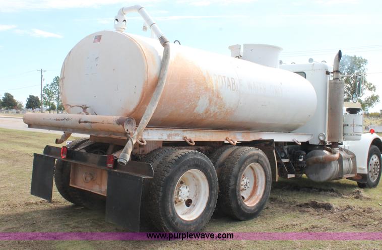 image for item H4208 1985 Peterbilt 359 semi truck