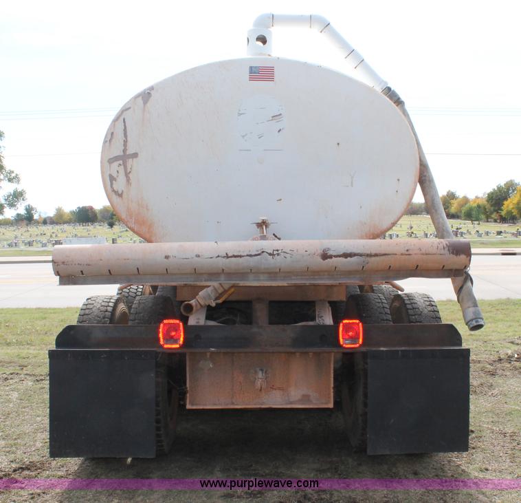 image for item H4208 1985 Peterbilt 359 semi truck